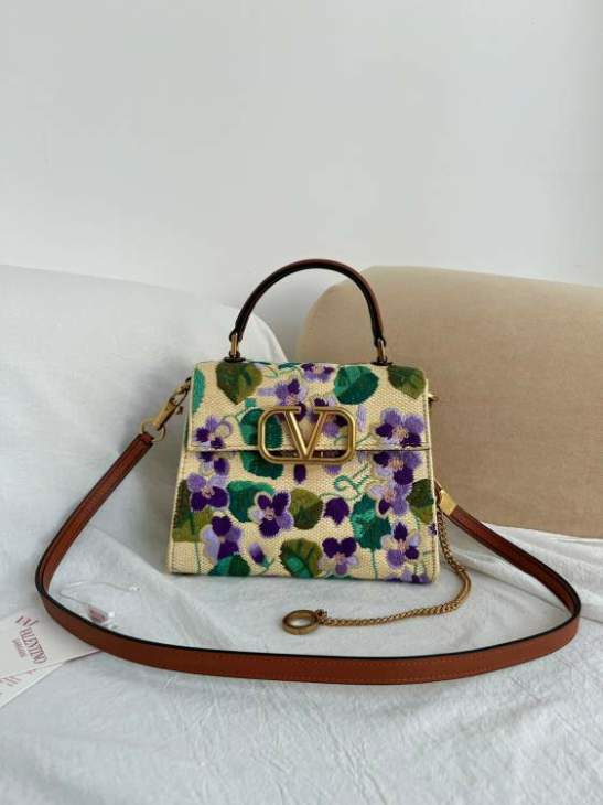 Picture of Valentino Handbags _SKUfw209923190fw